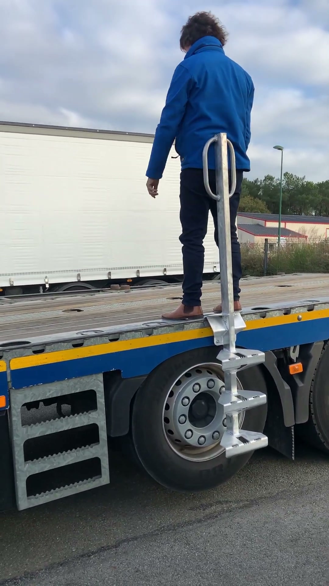 AR SKEUL accrochée sur la rive, opérateur au niveau du plancher du plateau