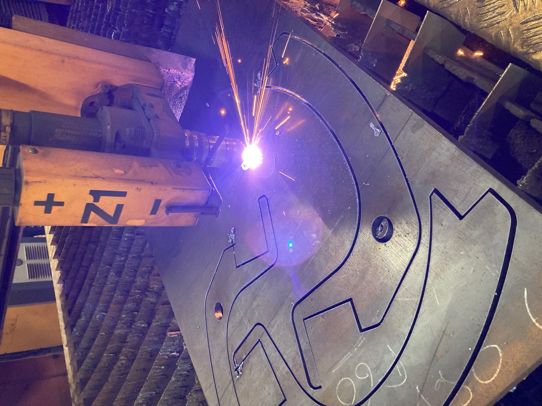 Découpe plasma d'une tôle dans l'atelier Le Rouic