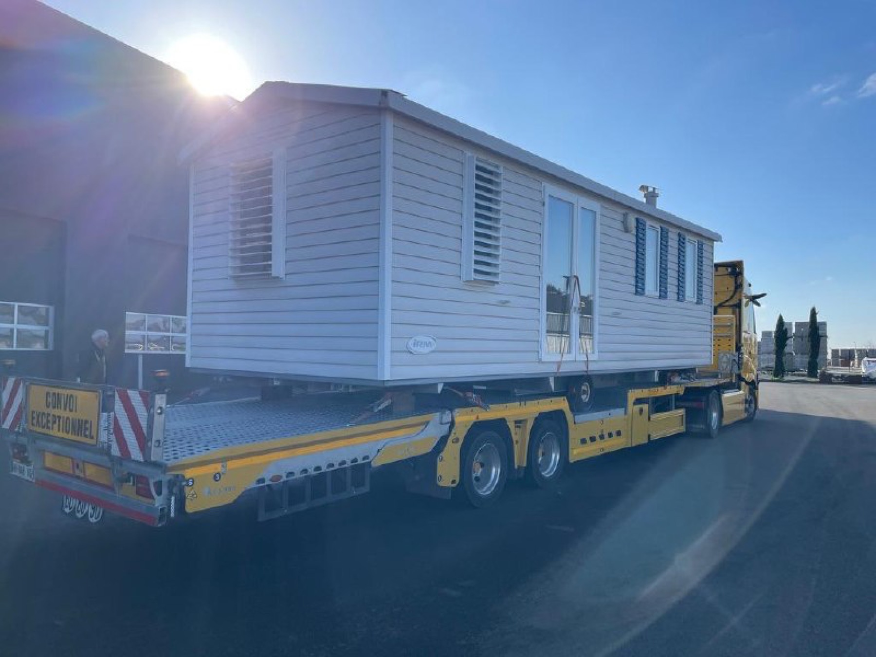 Mobil-home chargé sur une semi-remorque BIZON